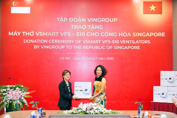 Ambassador Catherine Wong received, on behalf of Singapore, a donation of 200 made-in-Vietnam Vsmart VFS-510 ventilators from Vingroup JSC.