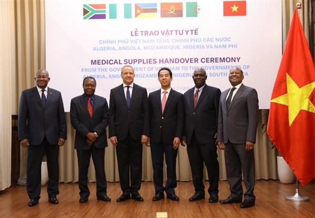 Deputy Foreign Minister To Anh Dung (fourth from left) and Ambassadors from recipient countries pose for a group photo. Photo: VNA